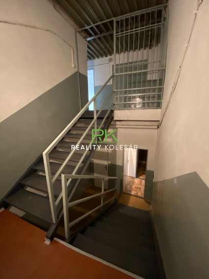 Reality Kolesár prenajíma sklad 850 m2 Juh - Jazero