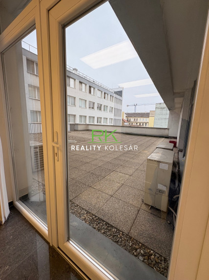 Reality Kolesár prenajíma priestor 36 m2 OC Gastrodom Mlynská KE centrum