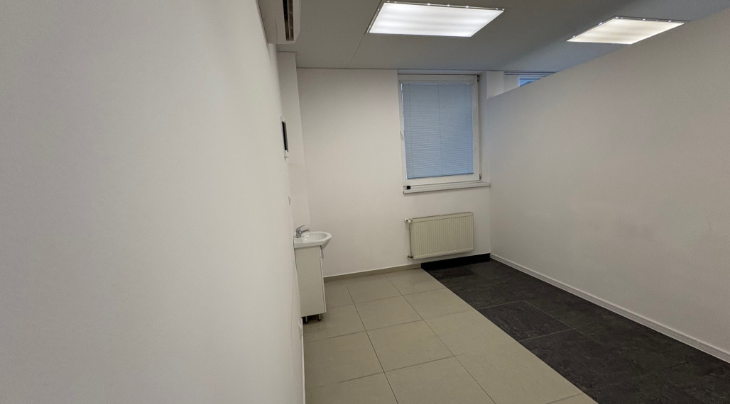 Reality Kolesár prenajíma priestor 36 m2 OC Gastrodom Mlynská KE centrum