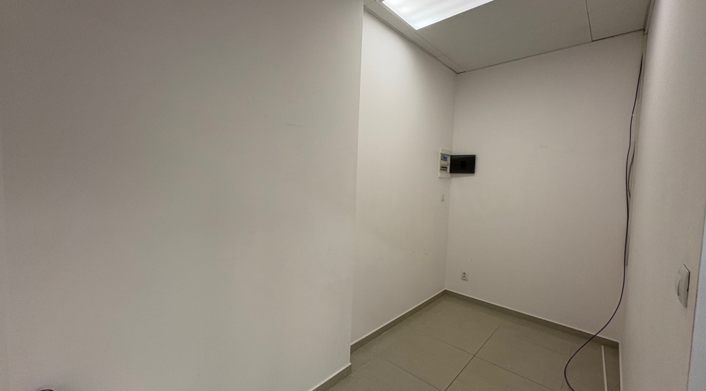 Reality Kolesár prenajíma priestor 36 m2 OC Gastrodom Mlynská KE centrum