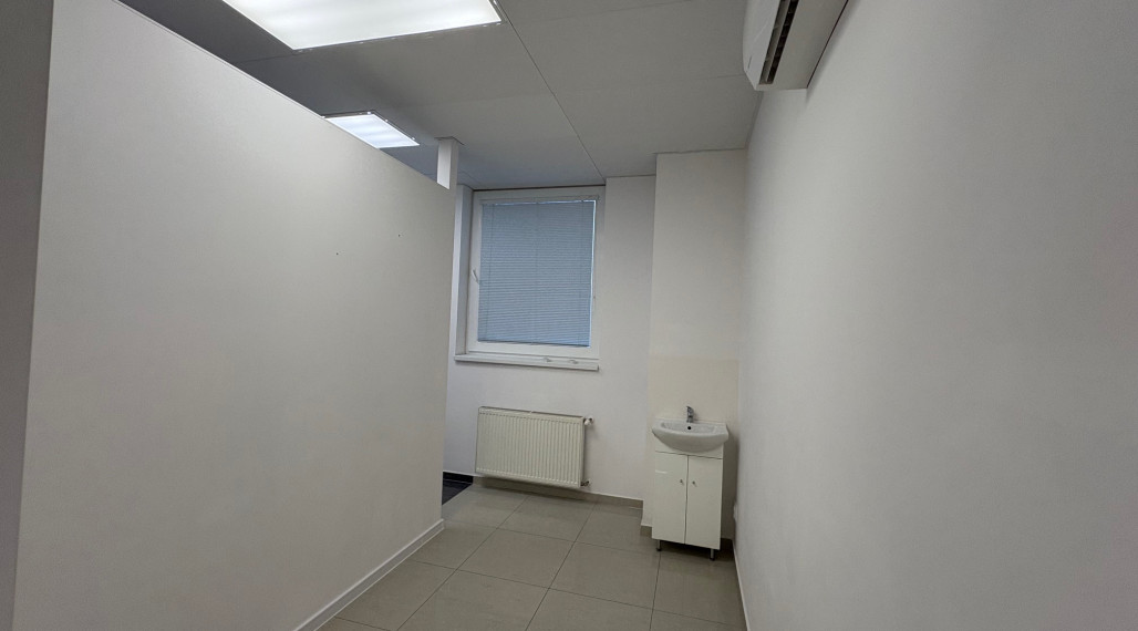 Reality Kolesár prenajíma priestor 36 m2 OC Gastrodom Mlynská KE centrum