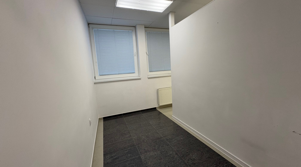 Reality Kolesár prenajíma priestor 36 m2 OC Gastrodom Mlynská KE centrum