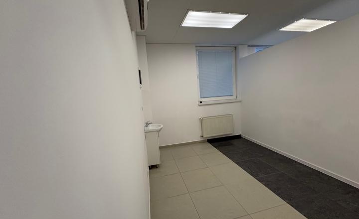 Reality Kolesár prenajíma priestor 36 m2 OC Gastrodom Mlynská KE centrum - fotografia 6