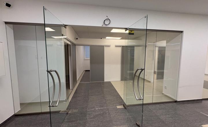 Reality Kolesár prenajíma priestor 36 m2 OC Gastrodom Mlynská KE centrum - fotografia 1