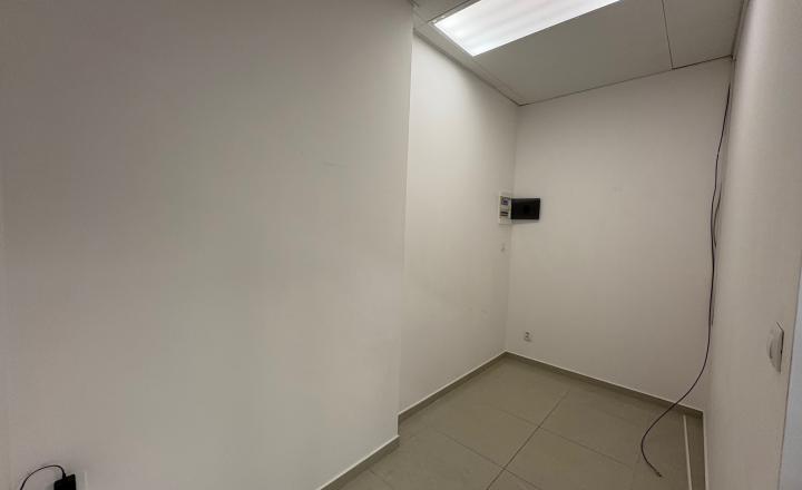 Reality Kolesár prenajíma priestor 36 m2 OC Gastrodom Mlynská KE centrum - fotografia 7